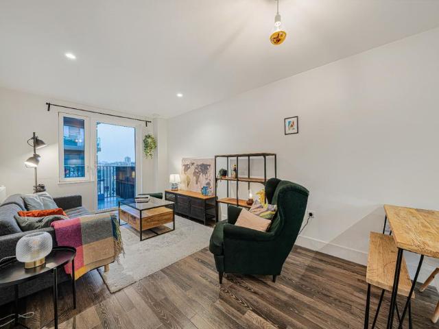 Flat for sale in London Borough of Lewisham, New Cross