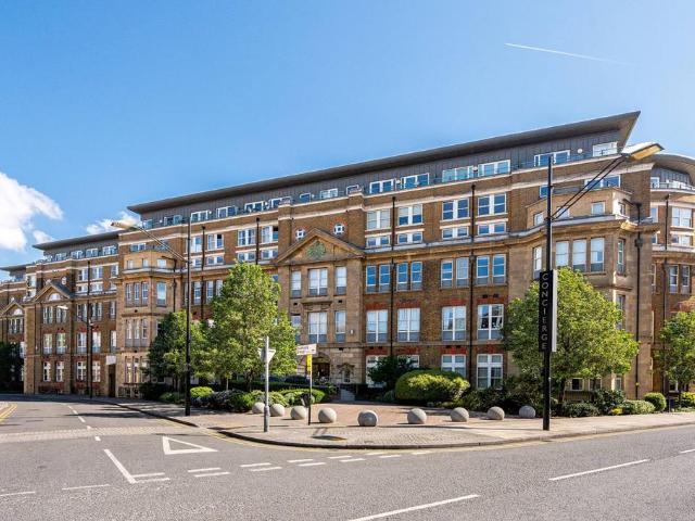 Flat for sale in Plumstead, Greater London