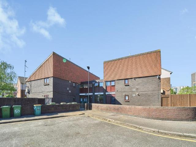 Flat for sale in Maryland, Greater London