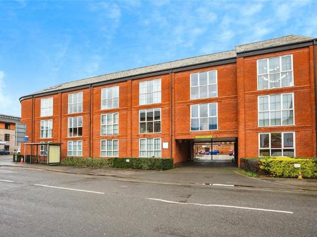 Flat for sale in Elmfield, Leicestershire