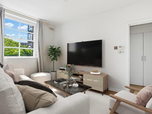 Flat for sale in Battersea, Greater London