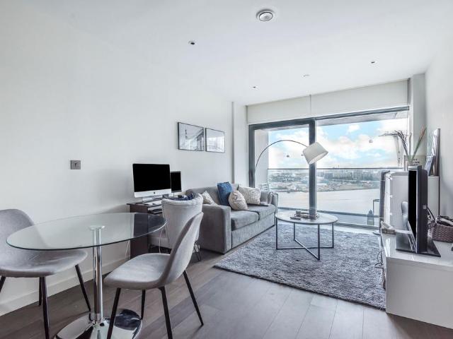 Flat for sale in Greenwich Peninsula, Greater London