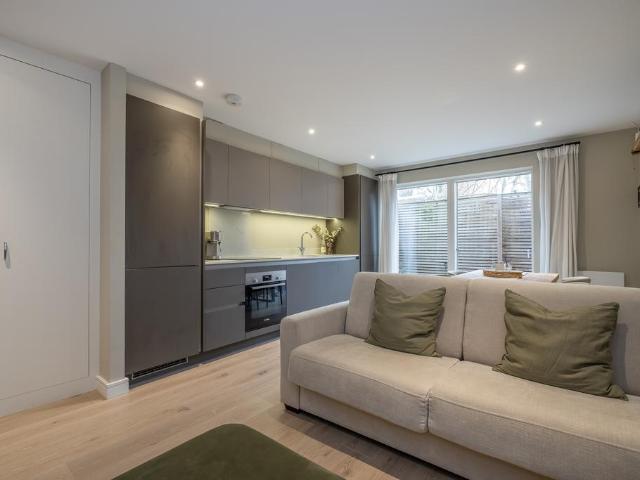 Flat for sale in Summerstown, Greater London