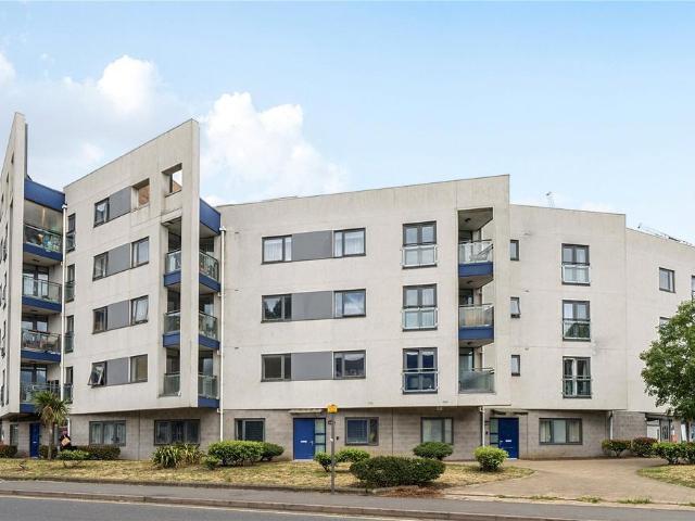 Flat for sale in London Borough of Lewisham, Bell Green