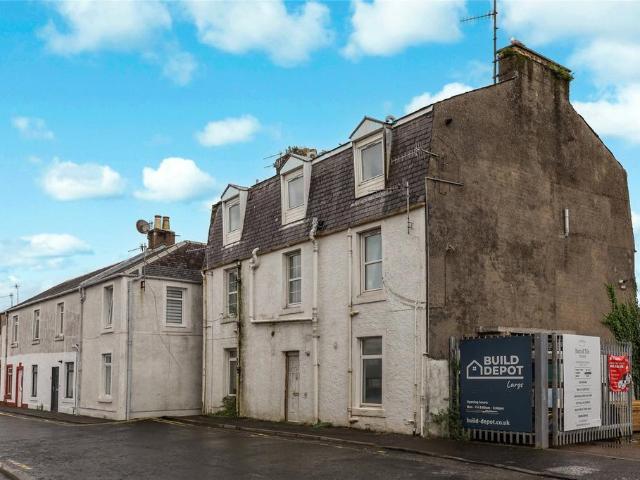 Flat for sale in Largs, Scotland