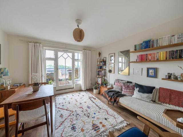 Flat for sale in London Borough of Islington, Greater London