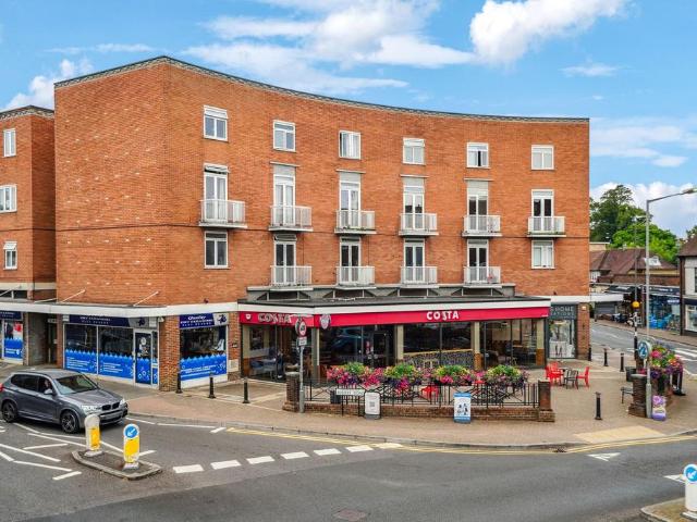 Flat for sale in Beaconsfield, Forty Green
