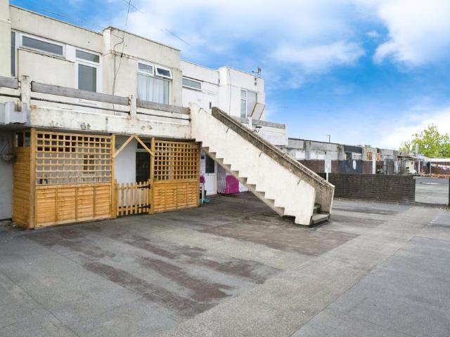 Flat for sale in Feckenham, City Of Bristol
