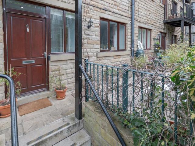 Flat for sale in Crossflatts, West Yorkshire