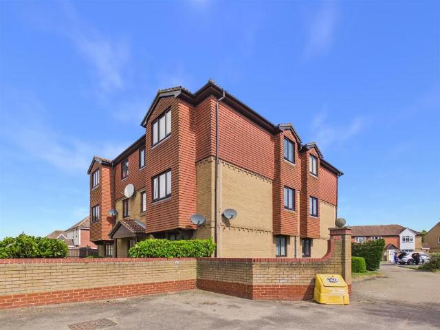 Flat for sale in Hythe, Fordham Heath