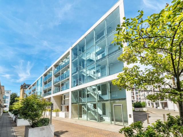 Flat for sale in Stockwell, Greater London