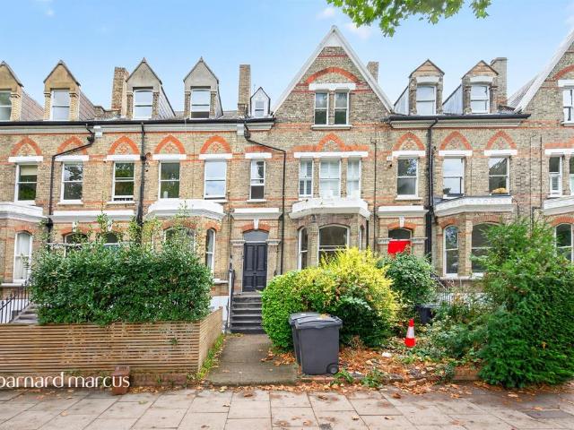 Flat for sale in Surbiton, Greater London