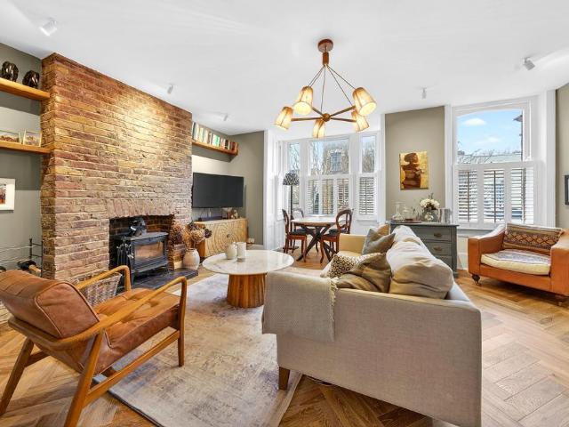 Flat for sale in Shacklewell, Greater London