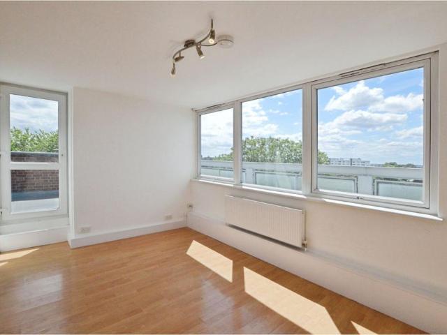 Flat for sale in Streatham Hill, Greater London