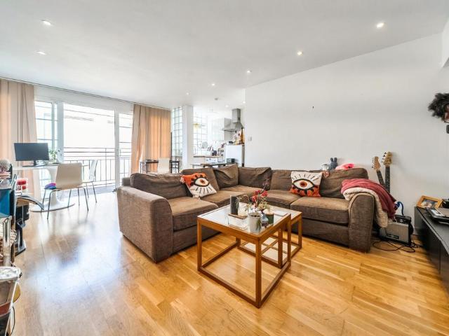 Flat for sale in Streatham Hill, Greater London