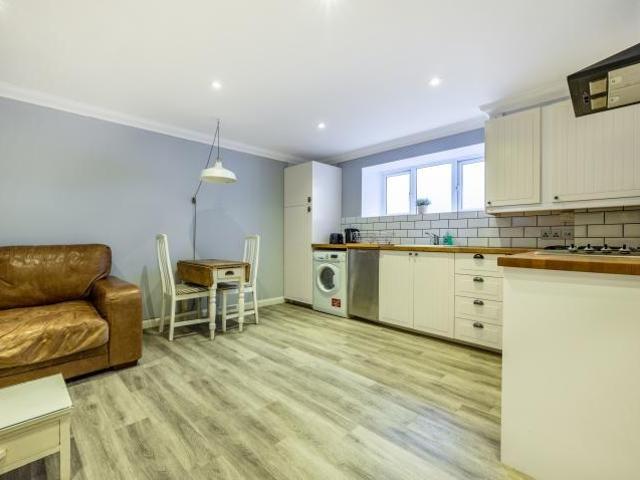 Flat for sale in Streatham, Greater London