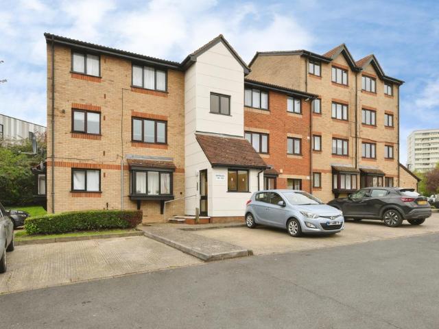 Flat for sale in Carterhatch, Greater London