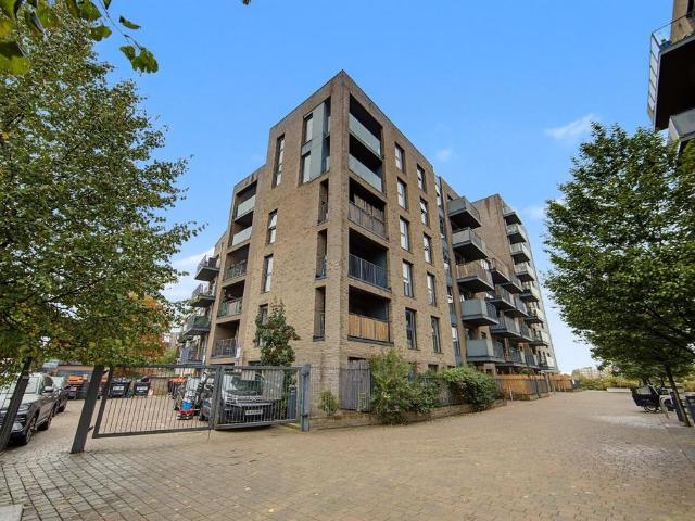 Flat for sale in Brownswood Park, Greater London
