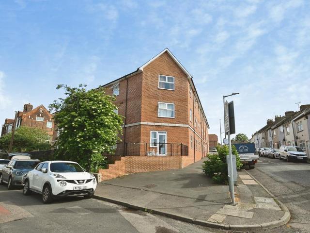 Flat for sale in Luton, Chatham