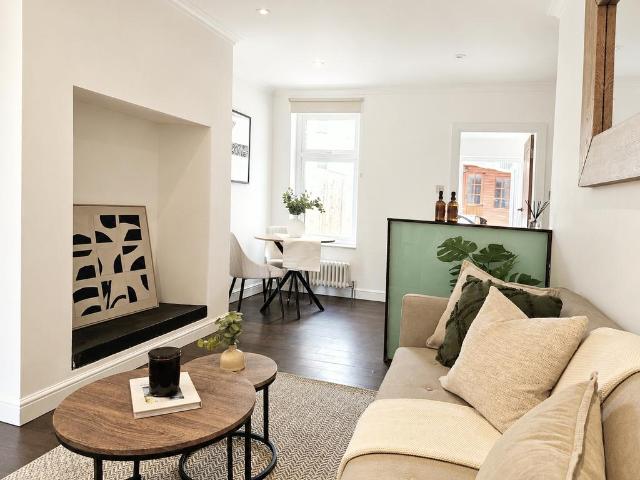 Flat for sale in London Borough of Ealing, Park Royal