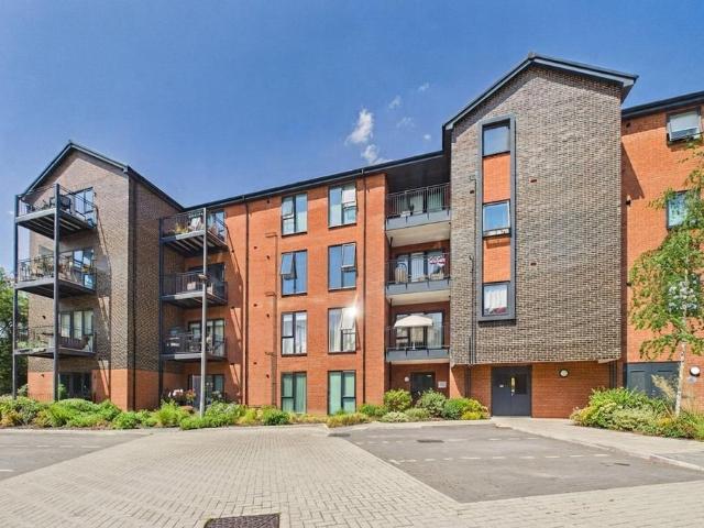 Flat for sale in Emmbrook, Wokingham