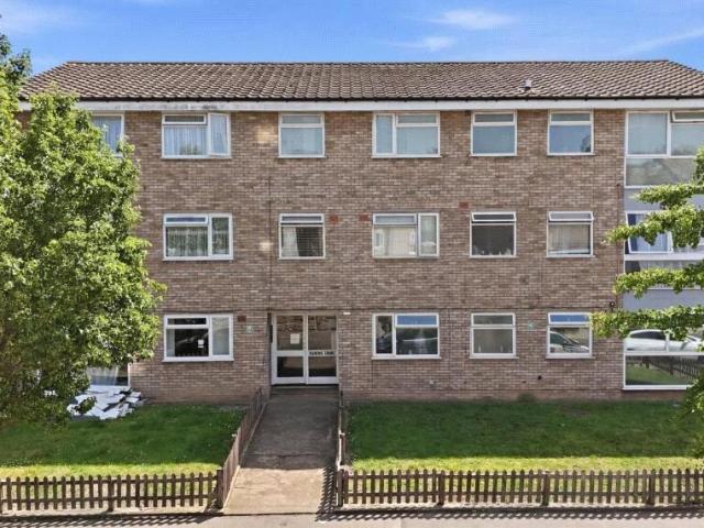 Flat for sale in Freezywater, Greater London