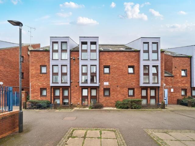 Flat for sale in Southcourt, Aylesbury