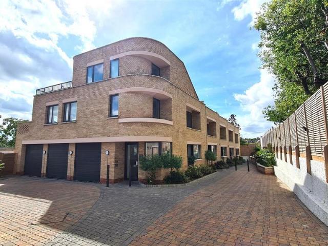 Flat for sale in Oakwood, Greater London