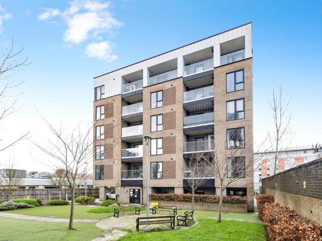 Flat for sale in Elstree and Borehamwood, Borehamwood