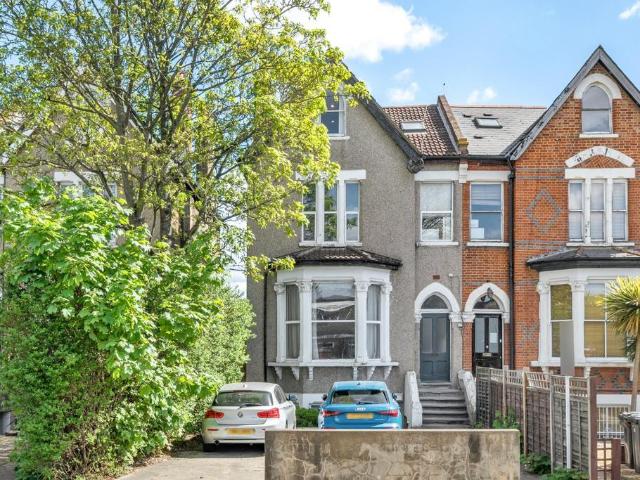 Flat for sale in Balham, Greater London