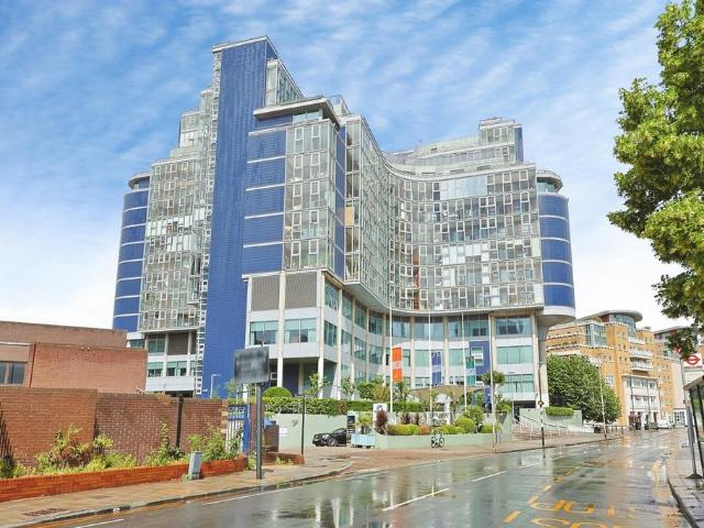 Flat for sale in Battersea, Greater London