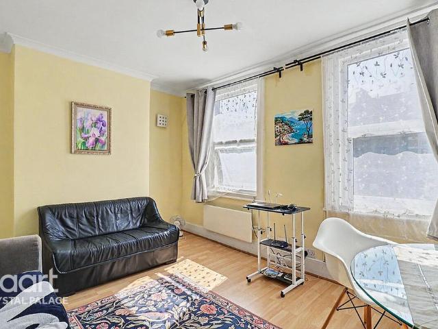 Flat for sale in London Borough of Croydon, Greater London