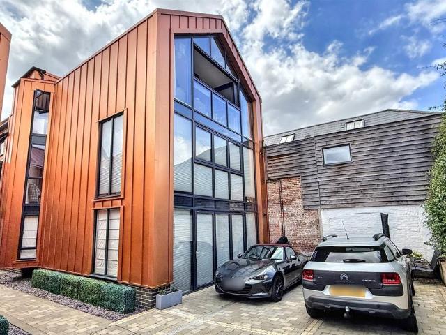 Flat for sale in Salisbury, Wiltshire