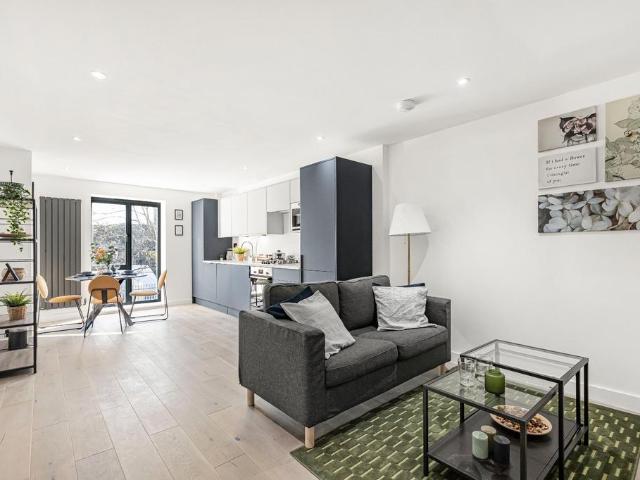 Flat for sale in Forest Gate, Greater London