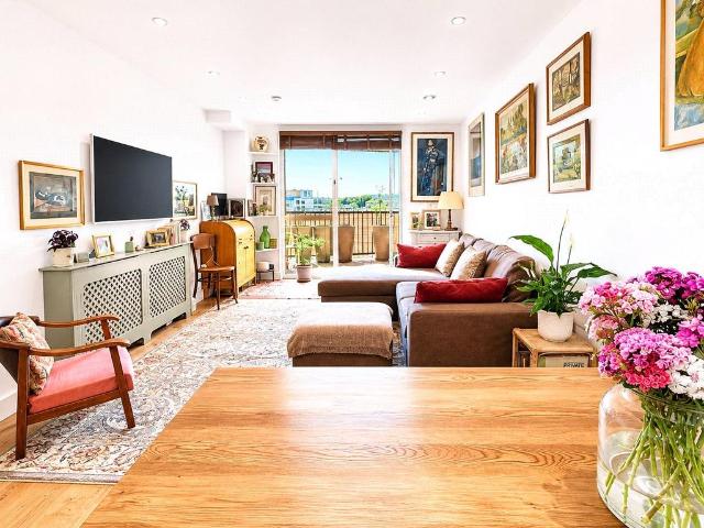 Flat for sale in London Borough of Lewisham, Deptford
