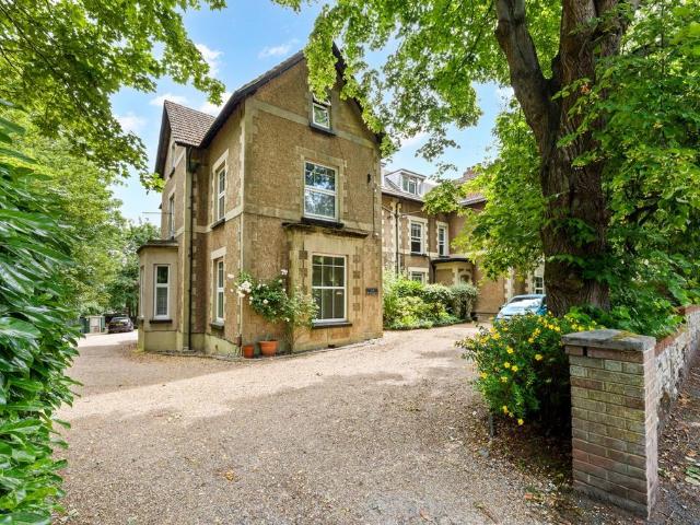Flat for sale in Red Hill, Surrey