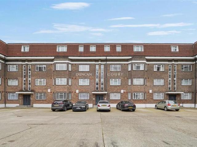 Flat for sale in Winchmore Hill, Palmers Green