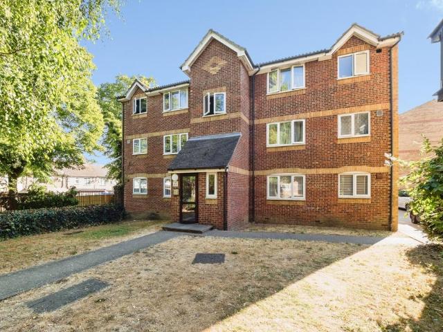 Flat for sale in London Borough of Barking and Dagenham, Greater London