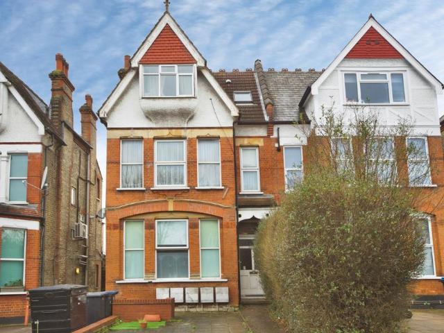 Flat for sale in Palmers Green, Greater London