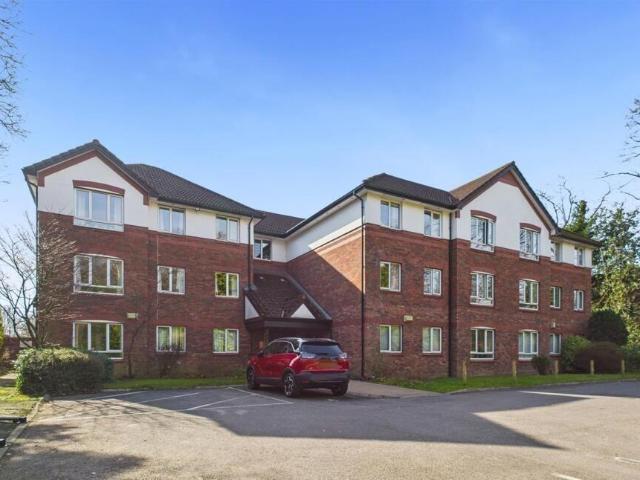 Flat for sale in Stretford, Trafford