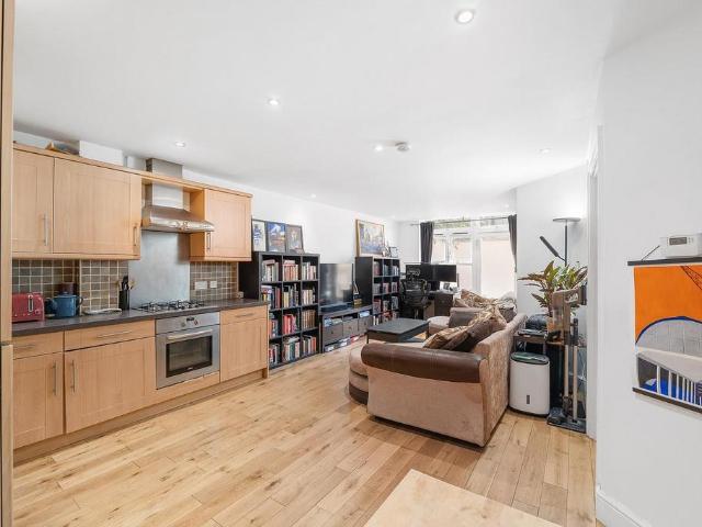 Flat for sale in Stockwell, Greater London