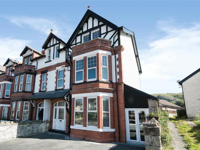 Flat for sale in Llandudno, Wales