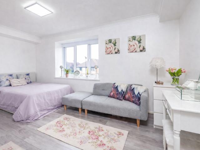 Flat for sale in London Borough of Hounslow, Greater London
