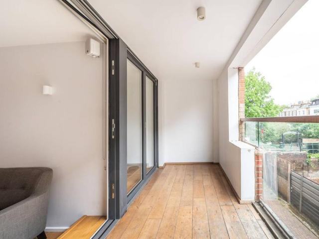 Flat for sale in Kentish Town, Greater London