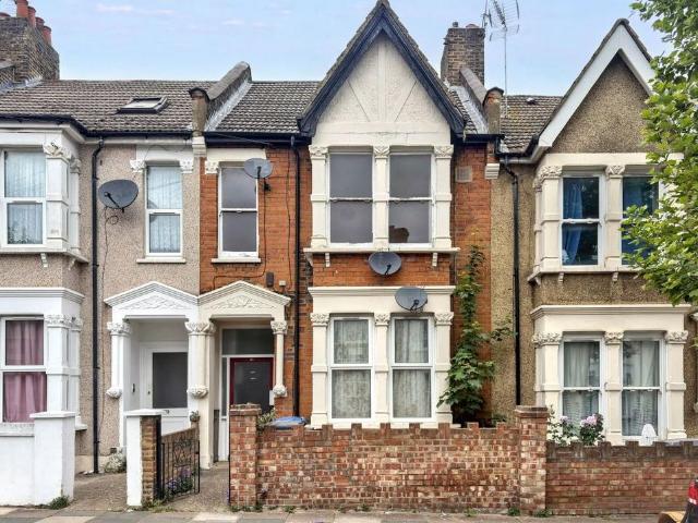Flat for sale in Harlesden, Greater London