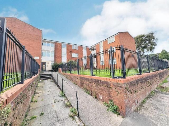 Flat for sale in Oak Hill Park, Calderstones