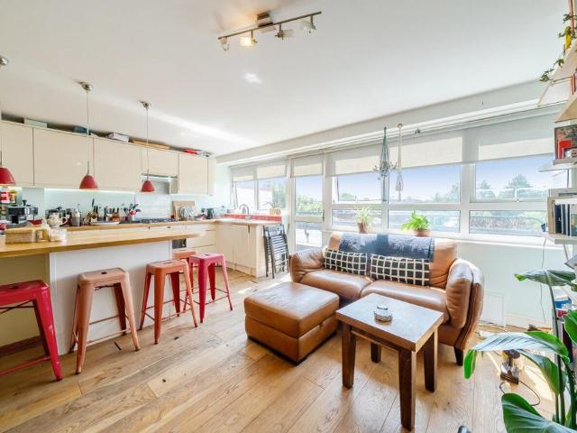 Flat for sale in Falcon Estate, Greater London