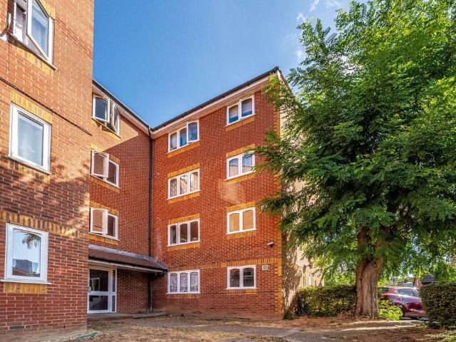 Flat for sale in London Borough of Lewisham, Deptford