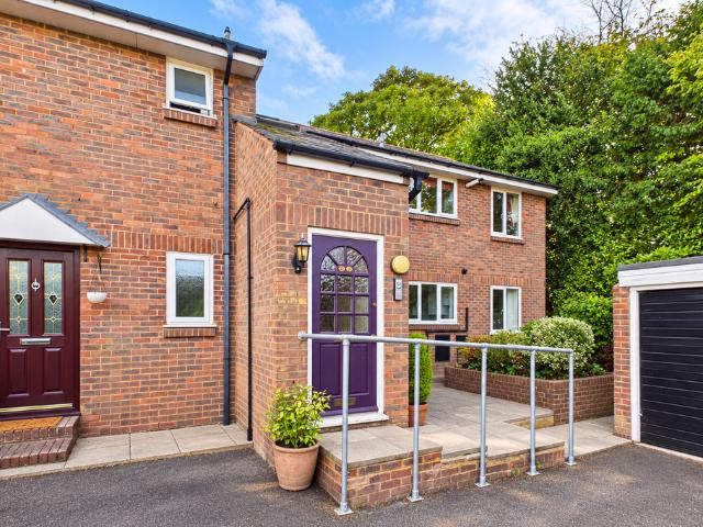 Flat for sale in Sunnyside, Mid Sussex