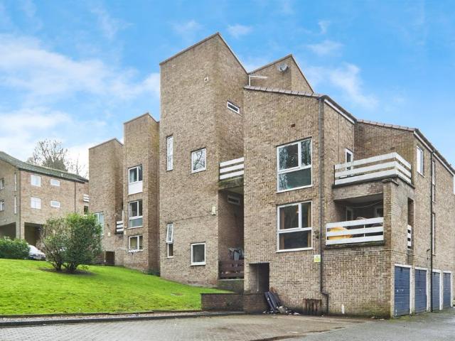 Flat for sale in Frizinghall, West Yorkshire